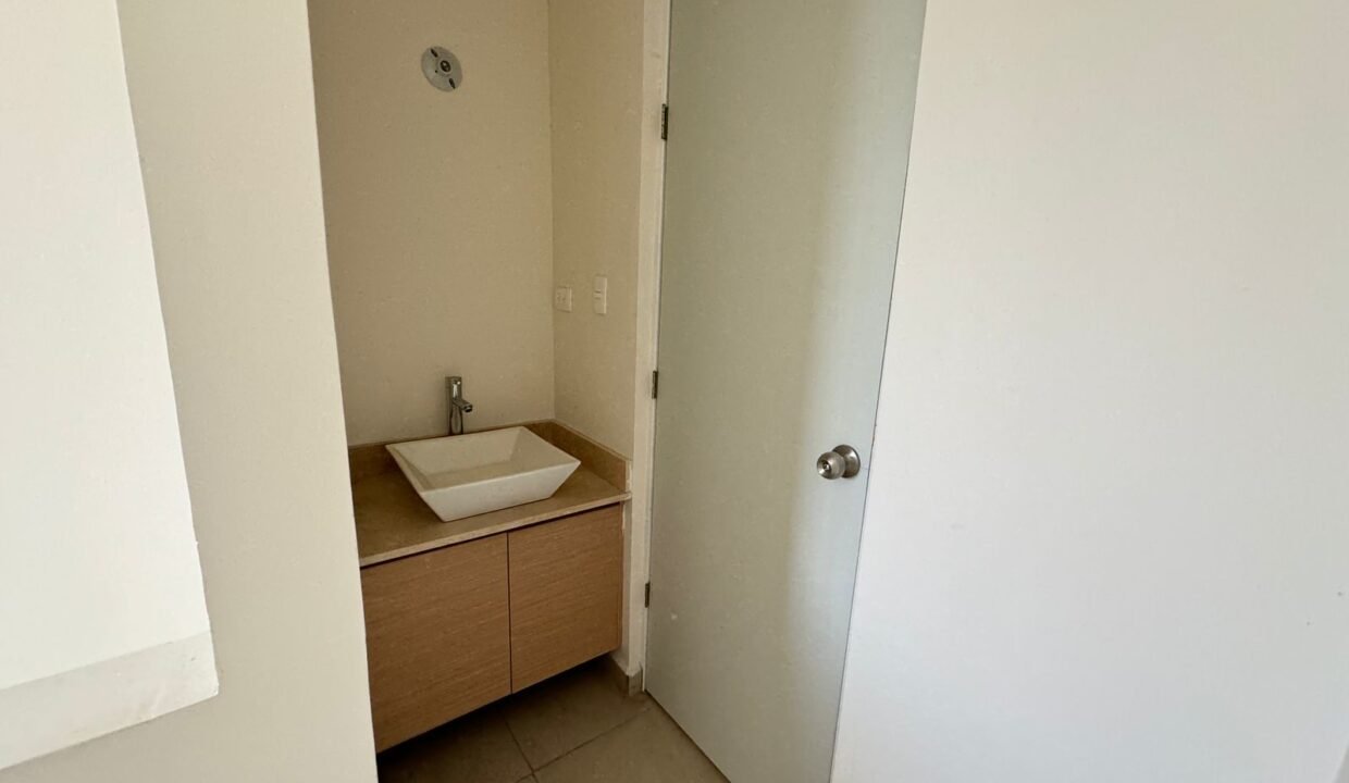 19. Lavamanos planta alta