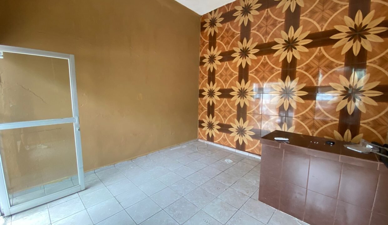 Vista interna lateral izq del local 2